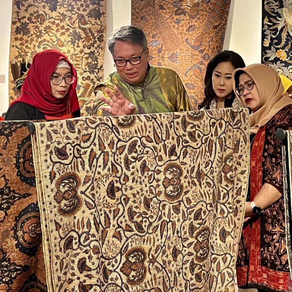 Perbedaan proses pembuatan batik tulis dan cap Perbedaan proses pembuatan batik tulis dan cap
