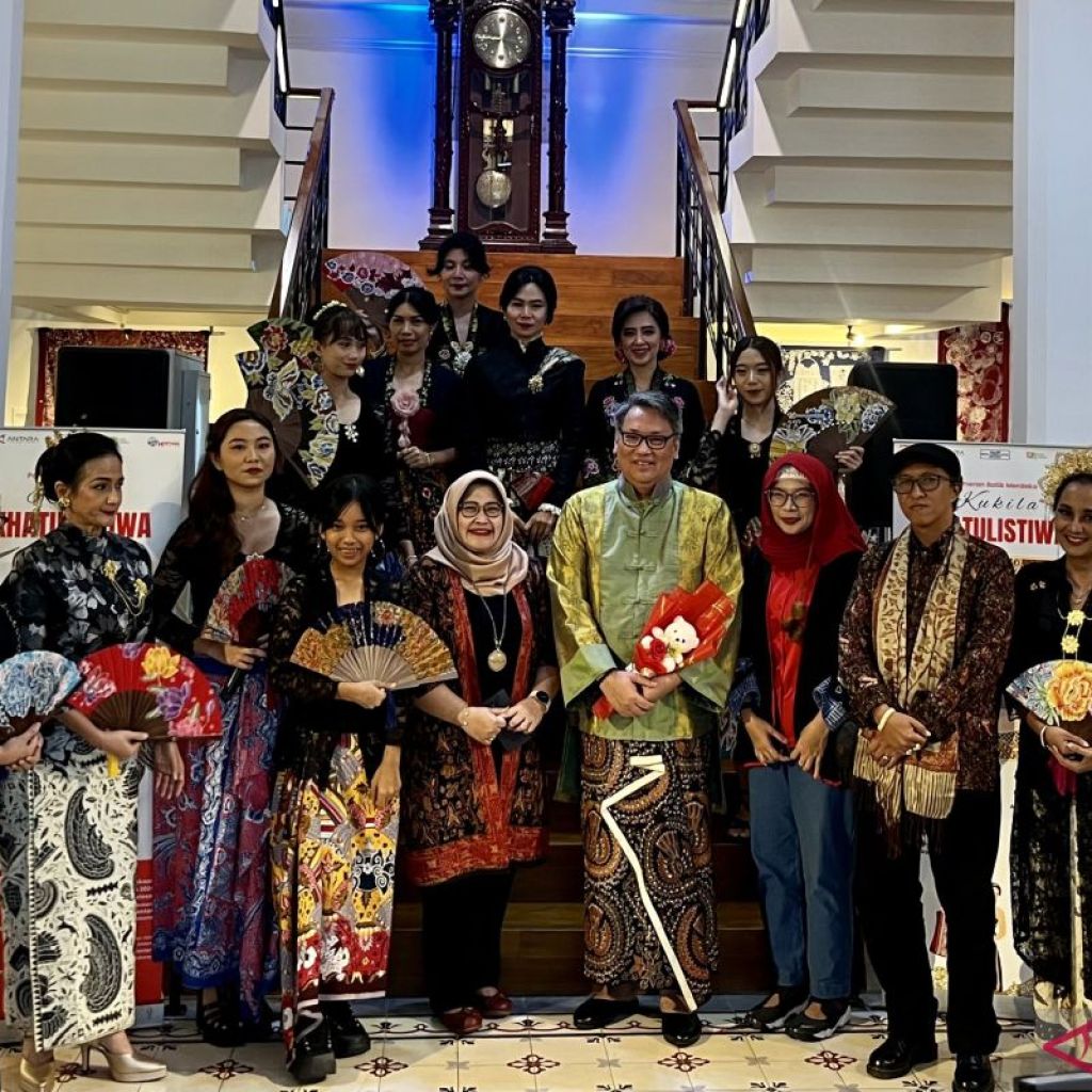 Pameran “Kukila Khatulistiwa” tampilkan koleksi batik Dave Tjoa Pameran “Kukila Khatulistiwa” tampilkan koleksi batik Dave Tjoa