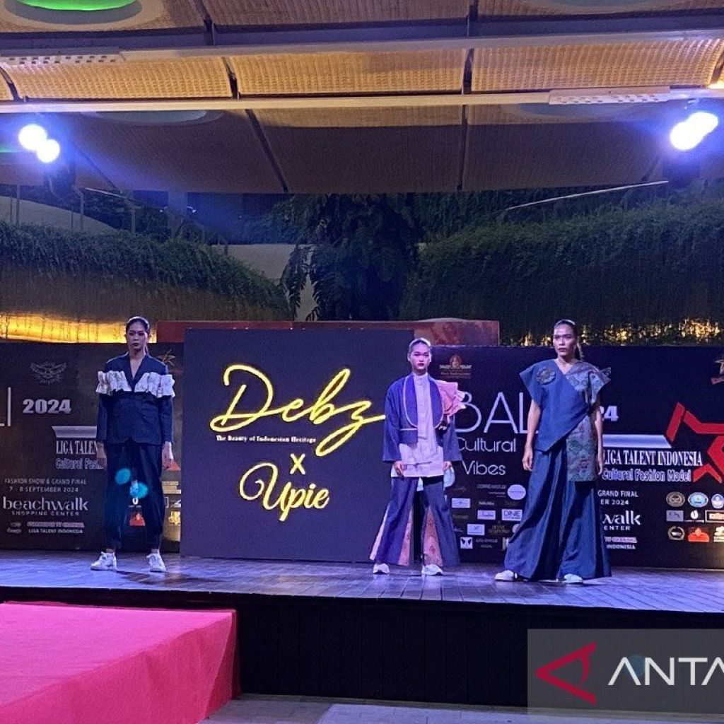 Desainer dalam negeri kenalkan tenun bomba di ajang Fashion Show Bali Desainer dalam negeri kenalkan tenun bomba di ajang Fashion Show Bali