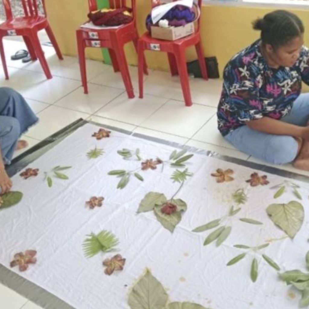 Pemerintahan Kampung Nafri Jayapura melatih warga membatik Pemerintahan Kampung Nafri Jayapura melatih warga membatik