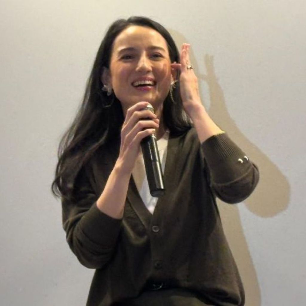 Kiat padu padan busana untuk musim hujan ala Julie Estelle Kiat padu padan busana untuk musim hujan ala Julie Estelle