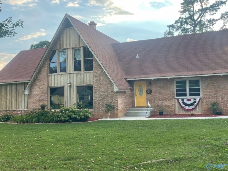 Here are 10 fabulous homes for sale right here in the Huntsville metro Here are 10 fabulous homes for sale right here in the Huntsville metro