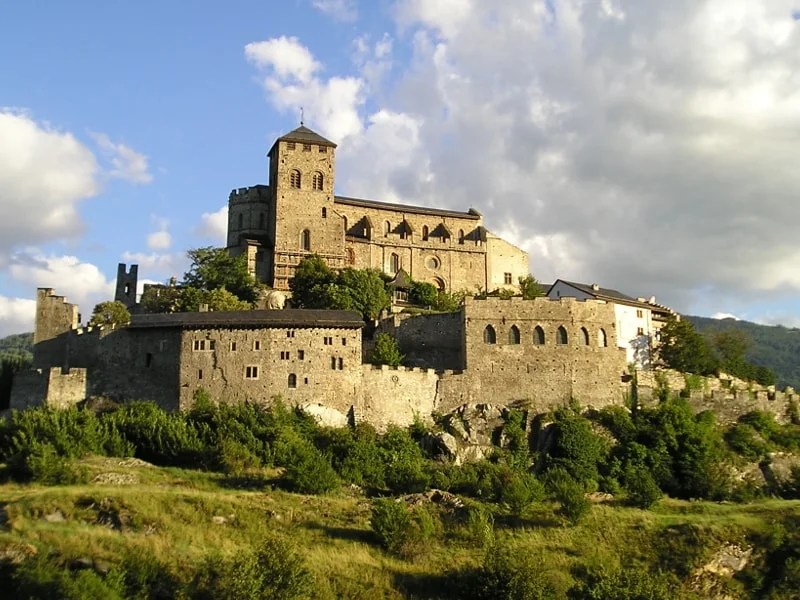 A scenic view of mountains in Valais, showcasing lush landscapes and clear blue skies, perfect for outdoor activities and relaxation. A scenic view of mountains in Valais, showcasing lush landscapes and clear blue skies, perfect for outdoor activities and relaxation.