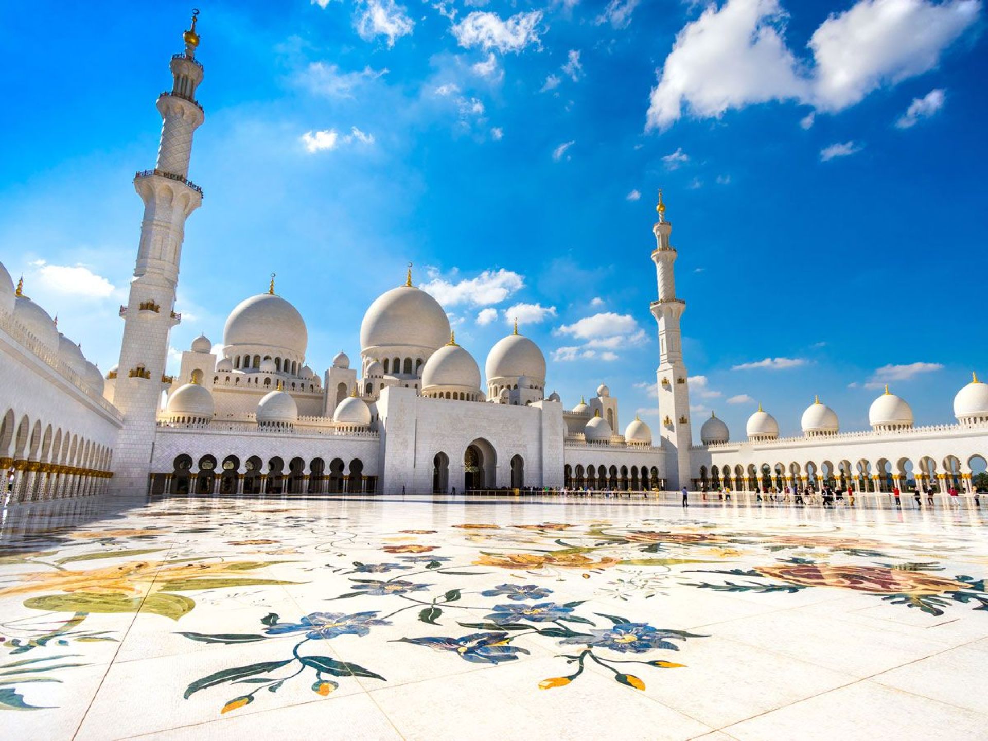 Majestic view of Sheikh Zayed Grand Mosque in Abu Dhabi showcasing its stunning architecture and serene surroundings. Majestic view of Sheikh Zayed Grand Mosque in Abu Dhabi showcasing its stunning architecture and serene surroundings.