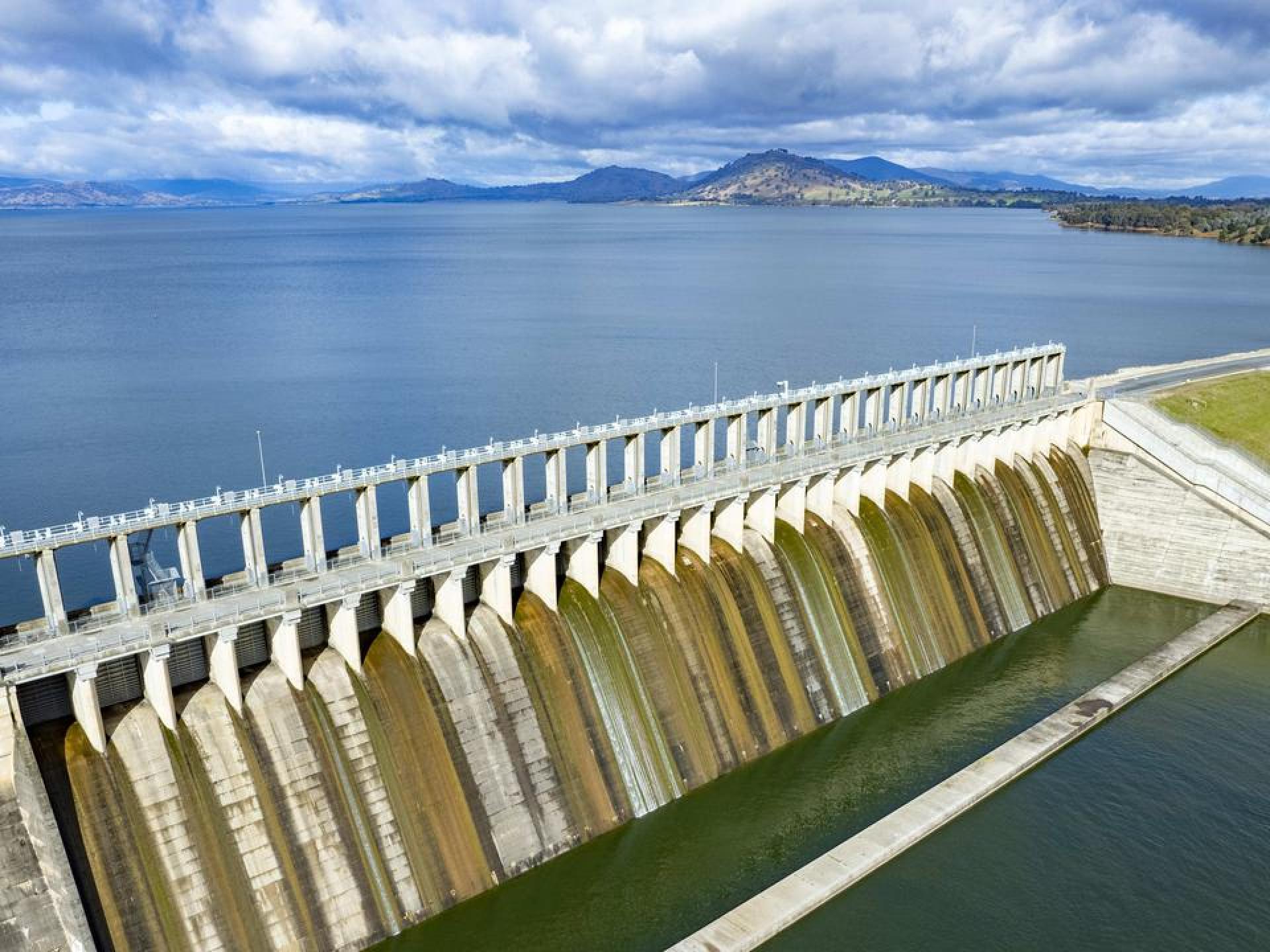 Albury's Hume Dam showcased in a scenic view, highlighting its lush surroundings and tranquil water. Albury's Hume Dam showcased in a scenic view, highlighting its lush surroundings and tranquil water.