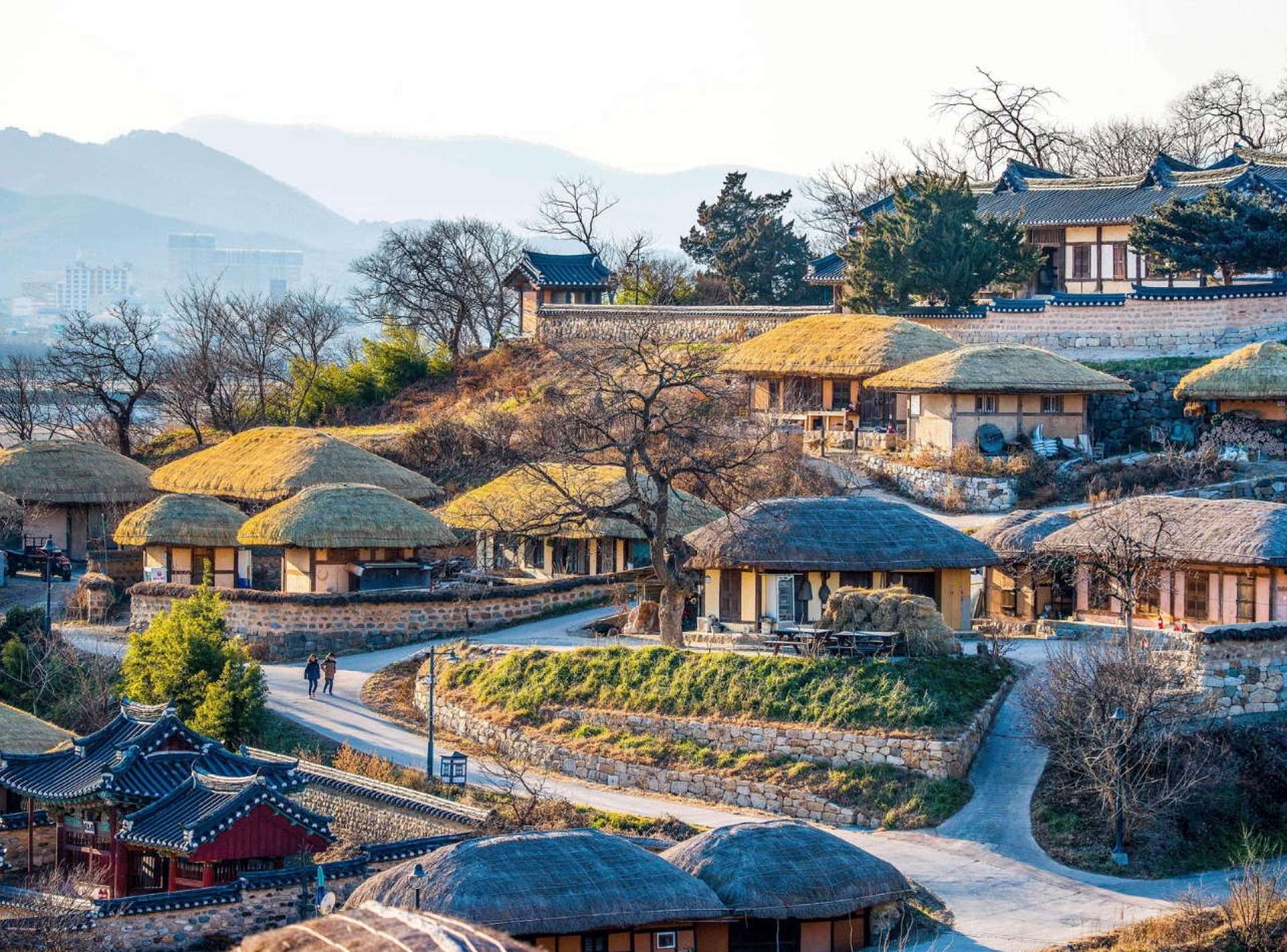 Traditional houses in Andong's Hahoe Folk Village showcase South Korea's rich cultural heritage and scenic beauty. Traditional houses in Andong's Hahoe Folk Village showcase South Korea's rich cultural heritage and scenic beauty.