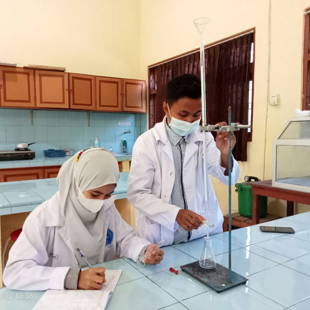 Peran Praktikum dalam Membentuk Identitas Guru Peran Praktikum dalam Membentuk Identitas Guru