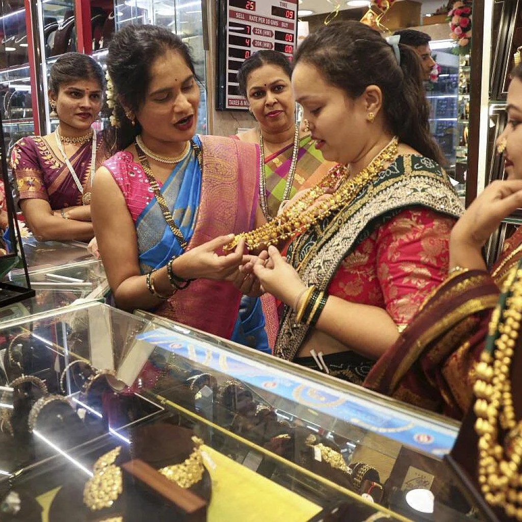 ஒரே நாளில் இரண்டு முறை குறைந்த தங்கம் விலை: பவுனுக்கு ரூ.3,680 குறைந்தது! ஒரே நாளில் இரண்டு முறை குறைந்த தங்கம் விலை: பவுனுக்கு ரூ.3,680 குறைந்தது!