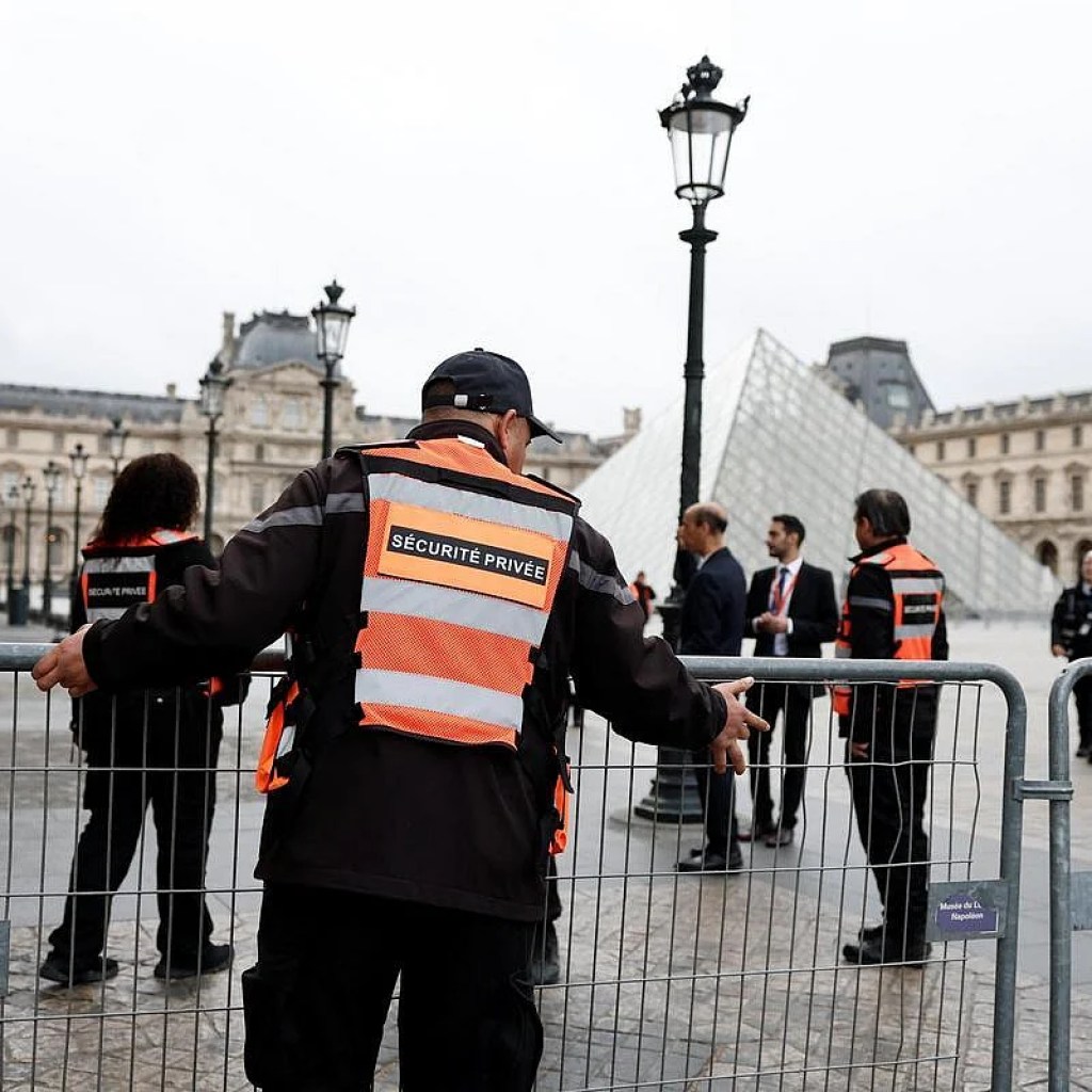 லூவ்ரே அருங்காட்சியக கொள்ளை வழக்கில் 2 சந்தேக நபர்கள் கைது லூவ்ரே அருங்காட்சியக கொள்ளை வழக்கில் 2 சந்தேக நபர்கள் கைது