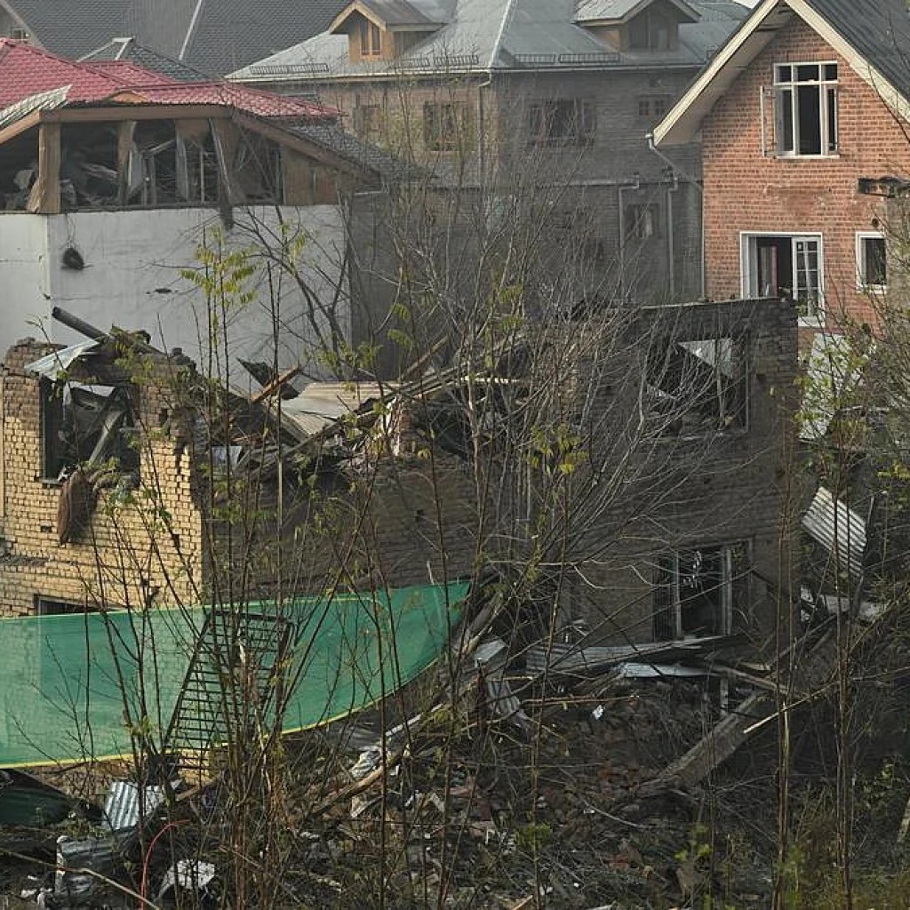 ஜம்மு காஷ்மீர் நவ்காம் காவல்நிலையத்தில் குண்டுவெடிப்பு: 9 பேர் உயிரிழப்பு, பலர் படுகாயம் ஜம்மு காஷ்மீர் நவ்காம் காவல்நிலையத்தில் குண்டுவெடிப்பு: 9 பேர் உயிரிழப்பு, பலர் படுகாயம்