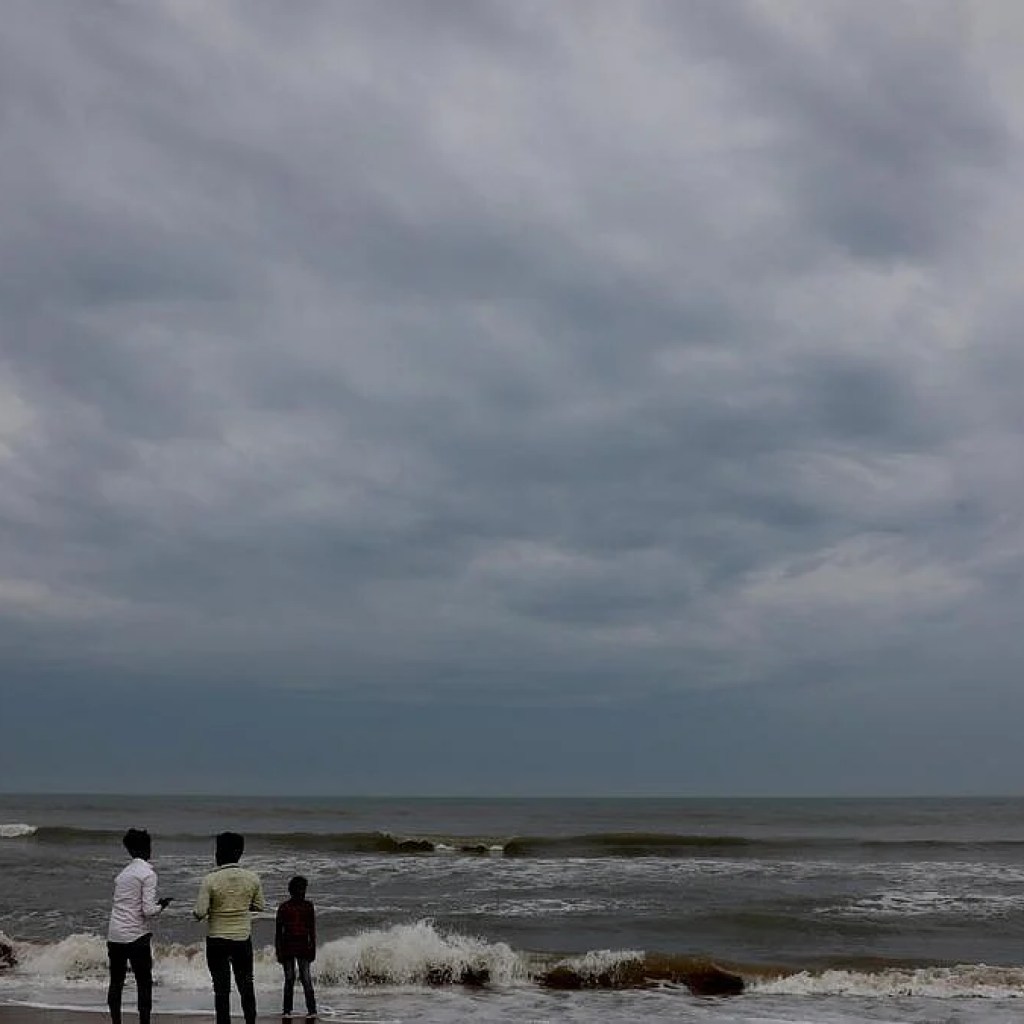 சென்னை உள்ளிட்ட 7 மாவட்டங்களுக்கு ஆரஞ்ச் அலர்ட்: தமிழகத்தில் 15 மாவட்டங்களில் இன்று கனமழை சென்னை உள்ளிட்ட 7 மாவட்டங்களுக்கு ஆரஞ்ச் அலர்ட்: தமிழகத்தில் 15 மாவட்டங்களில் இன்று கனமழை