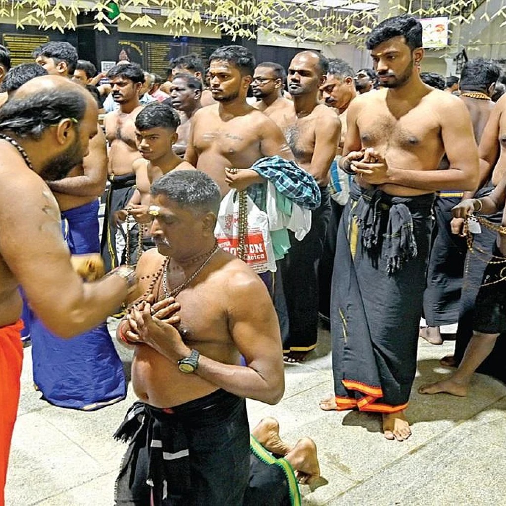 கார்த்திகை மாதப் பிறப்பையொட்டி மாலை அணிந்து விரதம் தொடங்கிய ஐயப்ப பக்தர்கள் கார்த்திகை மாதப் பிறப்பையொட்டி மாலை அணிந்து விரதம் தொடங்கிய ஐயப்ப பக்தர்கள்