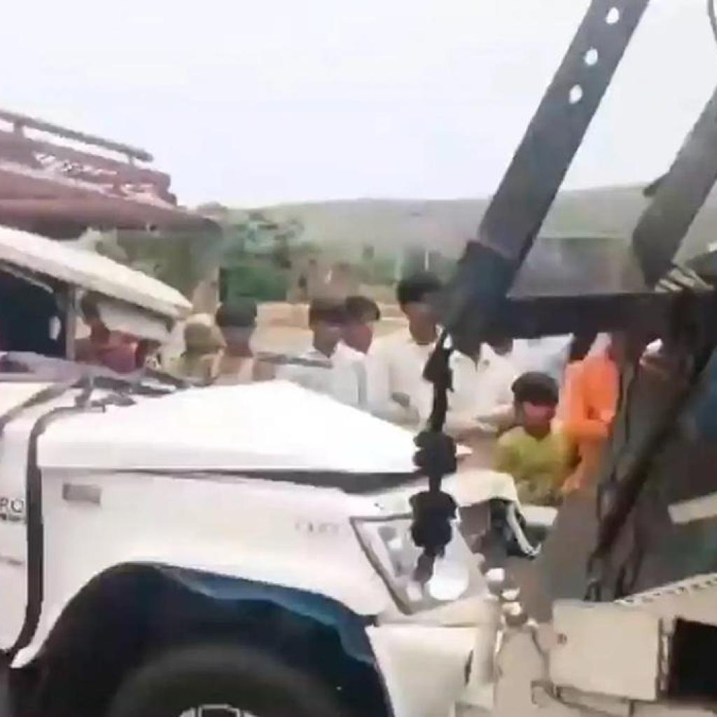 டெல்லி – மும்பை விரைவுச் சாலையில் சரக்கு வேன் மோதி கோர விபத்து: துப்புரவு பெண்கள் 6 பேர் உயிரிழப்பு டெல்லி – மும்பை விரைவுச் சாலையில் சரக்கு வேன் மோதி கோர விபத்து: துப்புரவு பெண்கள் 6 பேர் உயிரிழப்பு