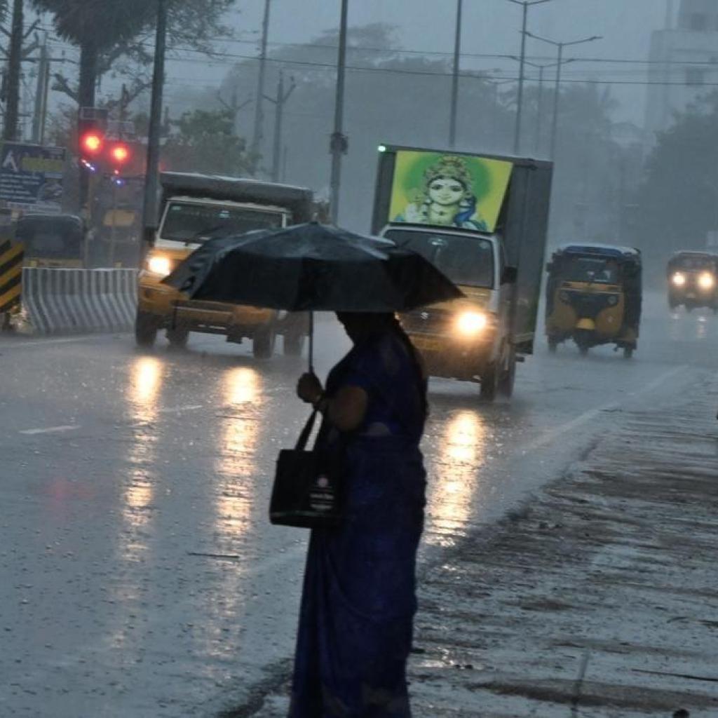 தமிழகத்தில் இன்று பலத்த காற்றுடன் மழை பெய்ய வாய்ப்பு தமிழகத்தில் இன்று பலத்த காற்றுடன் மழை பெய்ய வாய்ப்பு