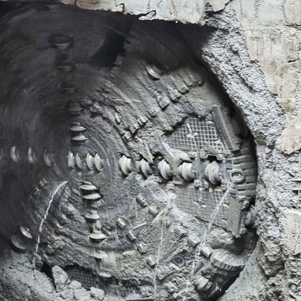 இரண்டாம் கட்ட மெட்ரோ ரயில் திட்டம்: அயனாவரத்திலிருந்து சுரங்கப்பாதை தோண்டி பெரம்பூரை வந்தடைந்த ‘கல்வராயன்’ இயந்திரம் இரண்டாம் கட்ட மெட்ரோ ரயில் திட்டம்: அயனாவரத்திலிருந்து சுரங்கப்பாதை தோண்டி பெரம்பூரை வந்தடைந்த ‘கல்வராயன்’ இயந்திரம்