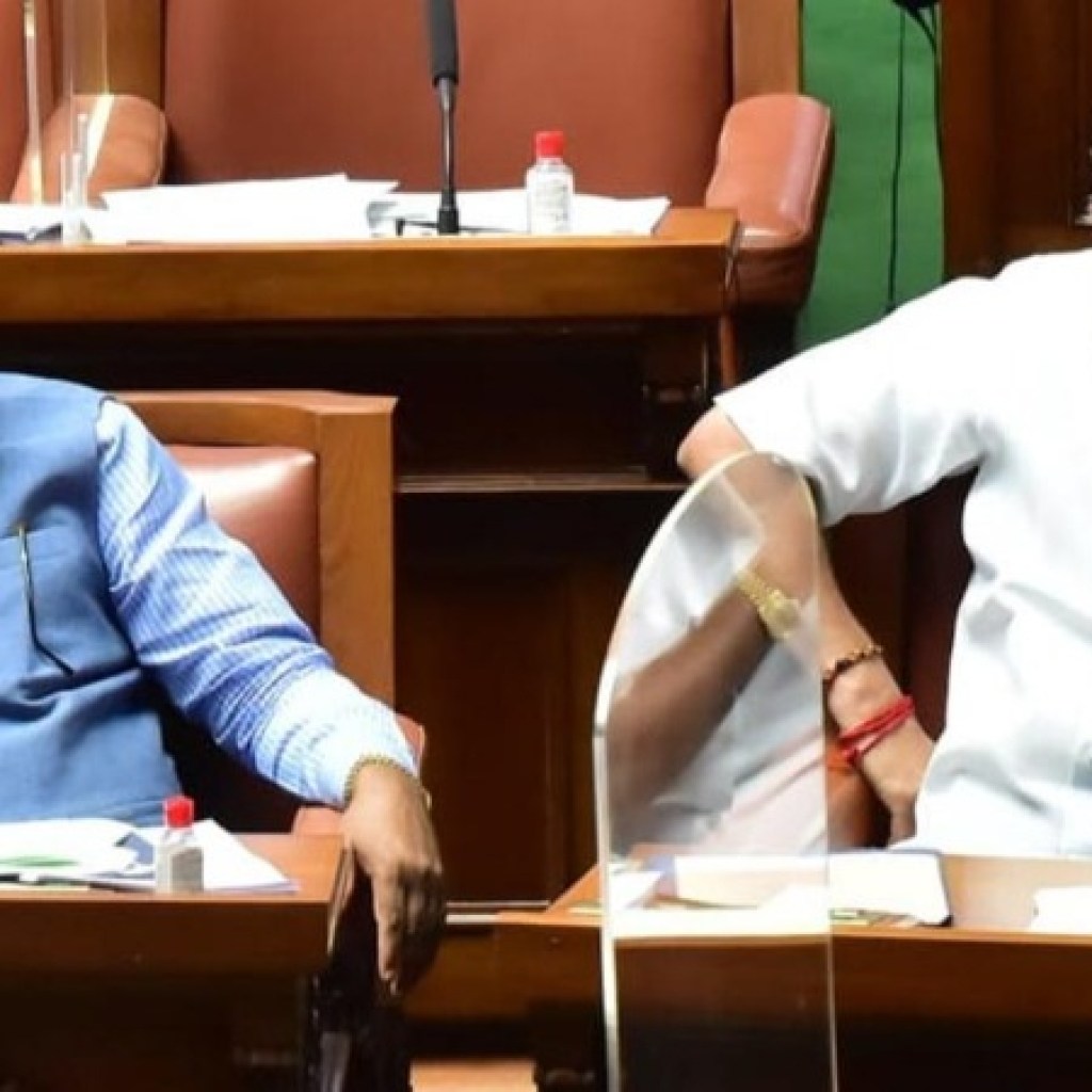 கர்நாடக பாஜக எம்எல்ஏக்கள் இருவர் கட்சியில் இருந்து நீக்கம் கர்நாடக பாஜக எம்எல்ஏக்கள் இருவர் கட்சியில் இருந்து நீக்கம்