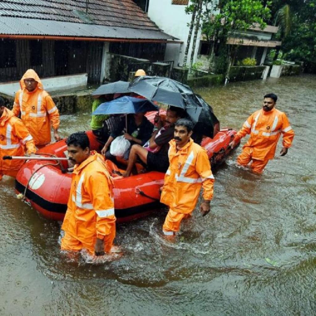 கேரளாவில் 8 மாவட்டங்களுக்கு ரெட் அலர்ட் – ஆறுகளில் வெள்ளப் பெருக்கால் எச்சரிக்கை! கேரளாவில் 8 மாவட்டங்களுக்கு ரெட் அலர்ட் – ஆறுகளில் வெள்ளப் பெருக்கால் எச்சரிக்கை!