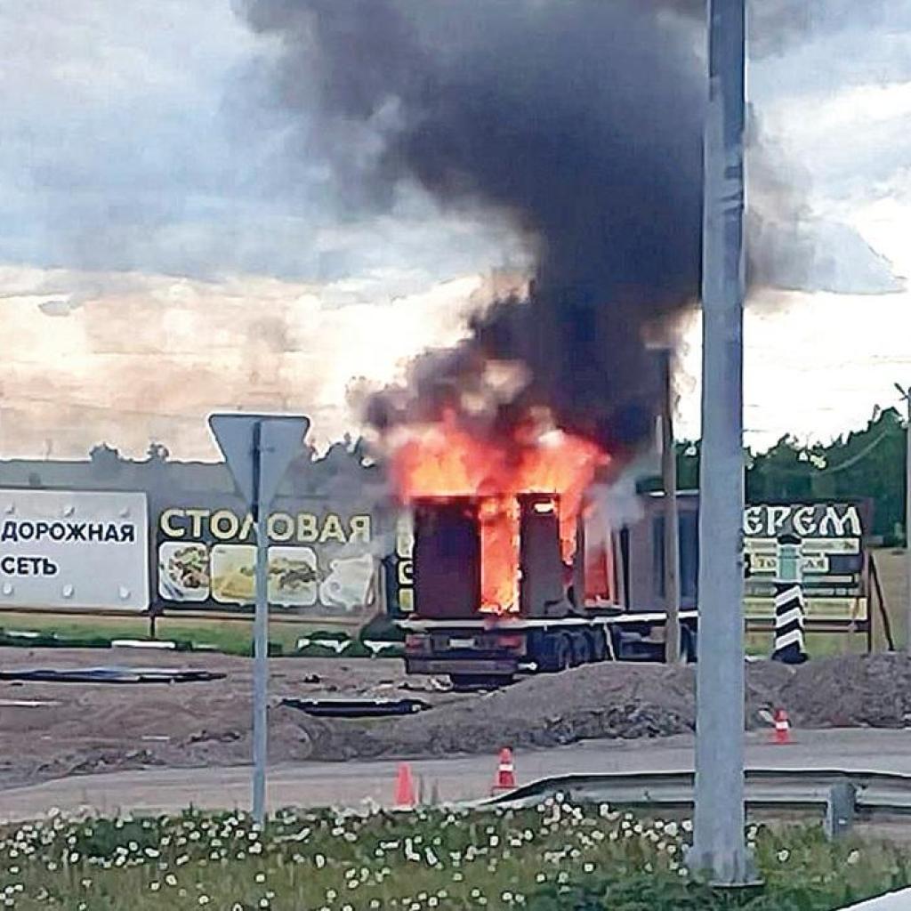 ‘ஆபரேஷன் சிலந்தி வலை’ மூலம் 41 ரஷ்ய போர் விமானங்களை உக்ரைன் அழித்தது எப்படி? ‘ஆபரேஷன் சிலந்தி வலை’ மூலம் 41 ரஷ்ய போர் விமானங்களை உக்ரைன் அழித்தது எப்படி?