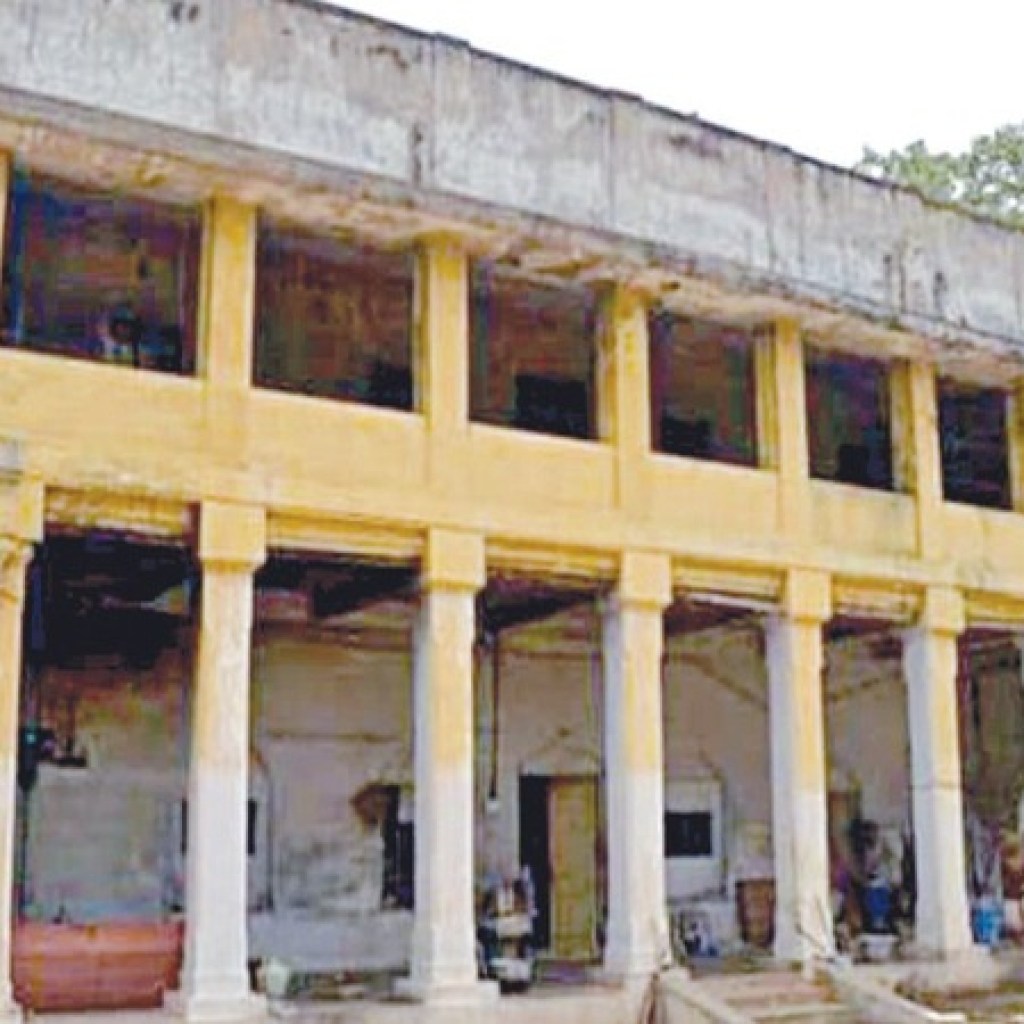 எம்ஜிஆர் பங்களா பட்டாவில் வில்லங்கம்: சட்டவிரோத பெயர் மாற்றத்தை ரத்து செய்து வாரிசுகளின் பெயருக்கு மாற்ற வேண்டி மனு எம்ஜிஆர் பங்களா பட்டாவில் வில்லங்கம்: சட்டவிரோத பெயர் மாற்றத்தை ரத்து செய்து வாரிசுகளின் பெயருக்கு மாற்ற வேண்டி மனு