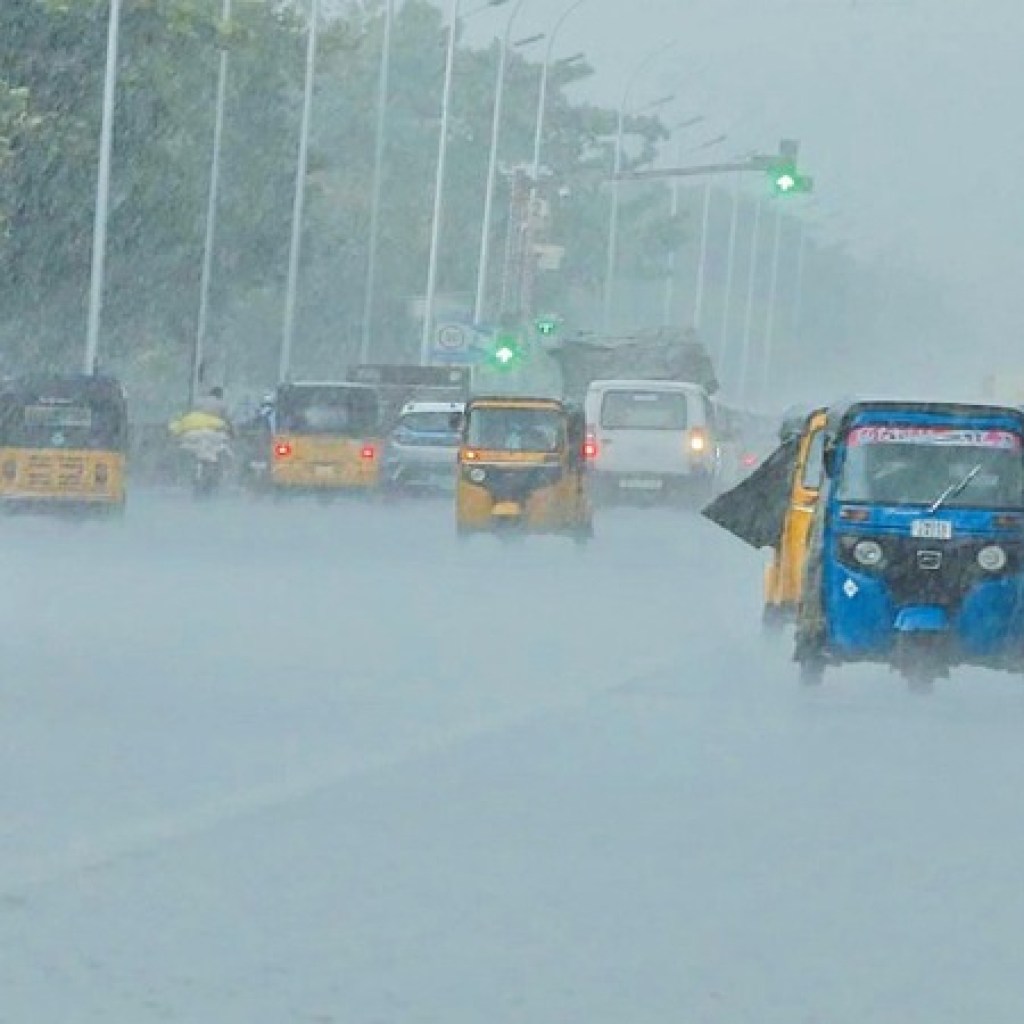 சென்னை, புறநகரில் பலத்த காற்றுடன் மழை சென்னை, புறநகரில் பலத்த காற்றுடன் மழை