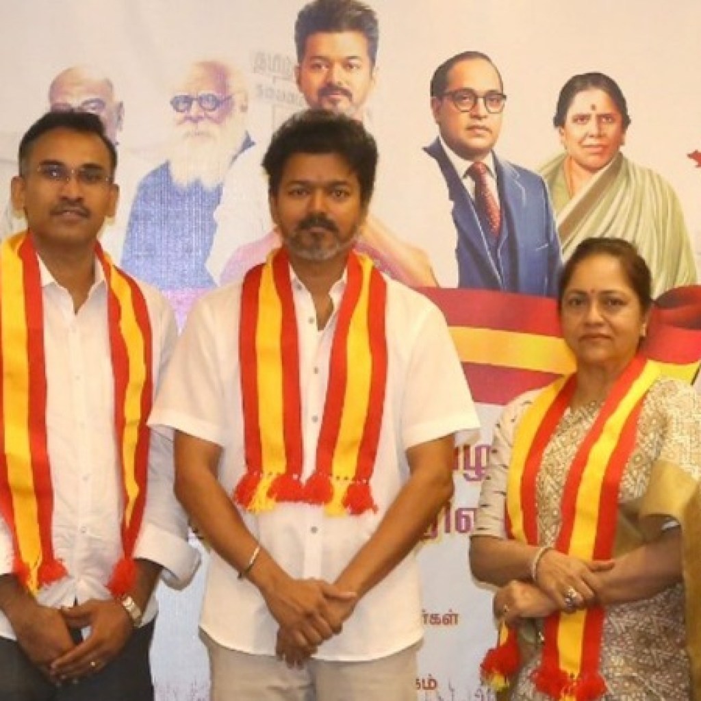 முன்னாள் எம்எல்ஏக்கள், ஐஆர்எஸ் அதிகாரி, ஓய்வுபெற்ற நீதிபதி ஆகியோர் விஜய் முன்னிலையில் கட்சியில் இணைந்தனர் முன்னாள் எம்எல்ஏக்கள், ஐஆர்எஸ் அதிகாரி, ஓய்வுபெற்ற நீதிபதி ஆகியோர் விஜய் முன்னிலையில் கட்சியில் இணைந்தனர்