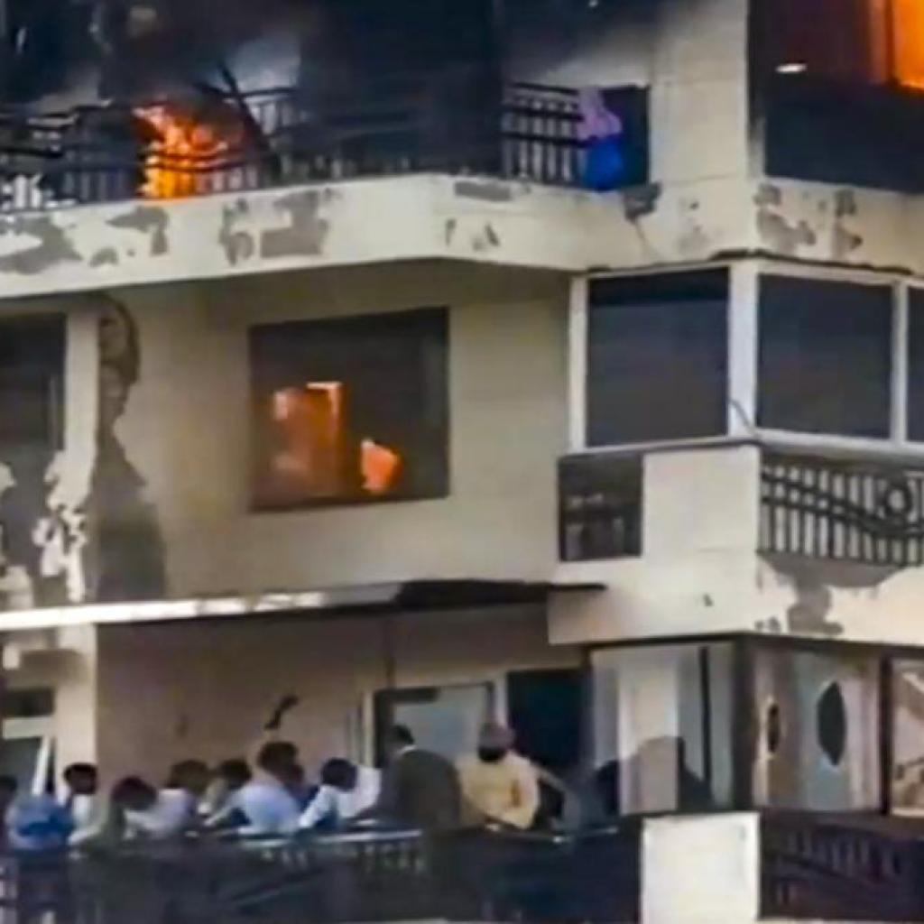 டெல்லி துவாரகா பகுதியில் அடுக்குமாடி குடியிருப்பில் தீ விபத்து டெல்லி துவாரகா பகுதியில் அடுக்குமாடி குடியிருப்பில் தீ விபத்து