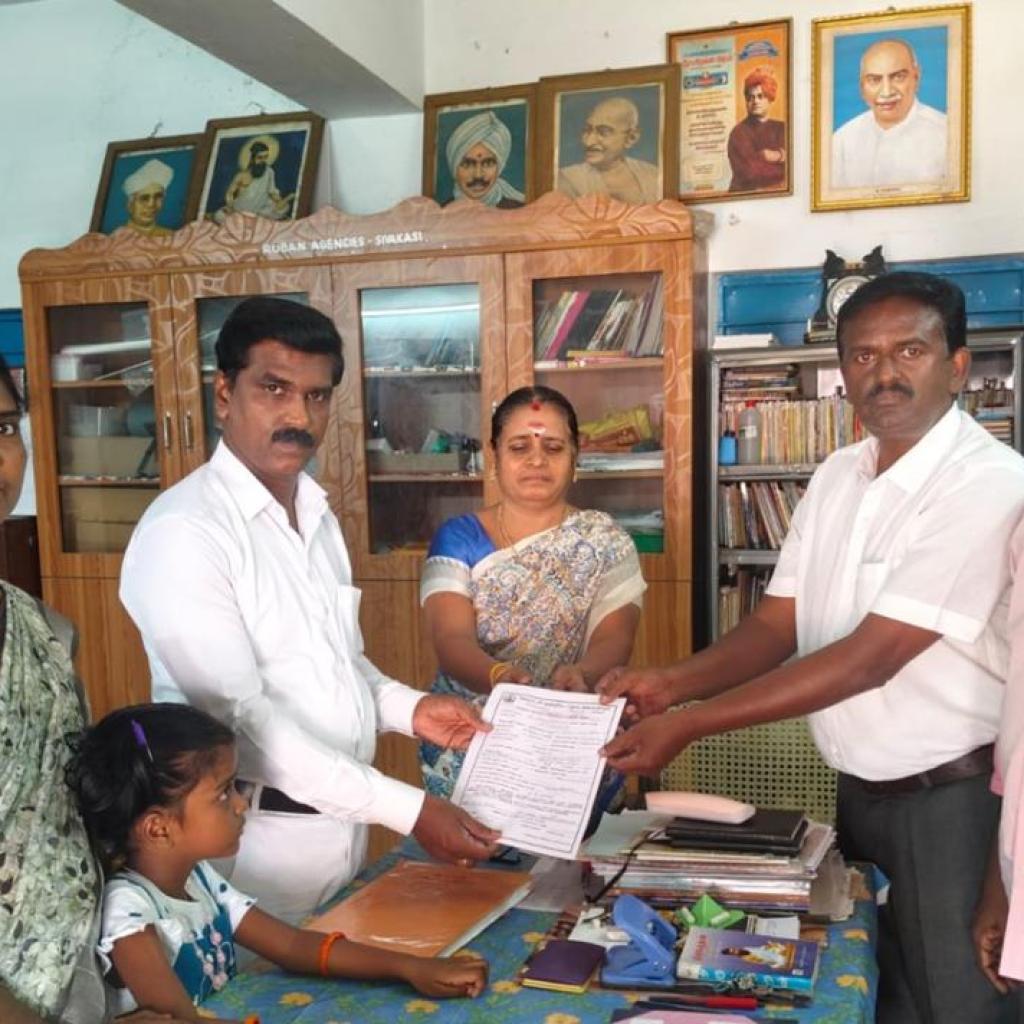 அரசு பள்ளியில் தமிழ் வழியில் மகளை சேர்த்த சிவகாசி சார்பு நீதிபதி! அரசு பள்ளியில் தமிழ் வழியில் மகளை சேர்த்த சிவகாசி சார்பு நீதிபதி!