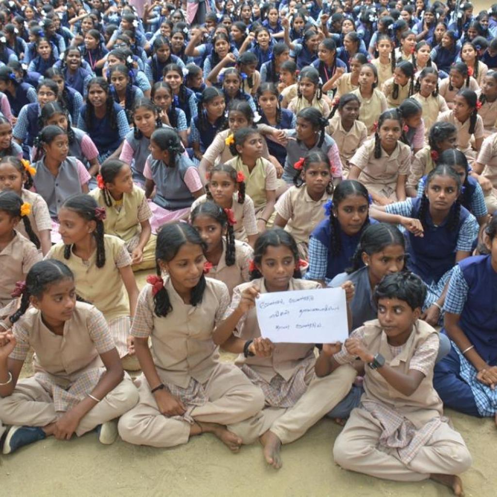 ‘தலைமை ஆசிரியரின் பணி மாறுதலை ரத்து செய்க’ – கிருஷ்ணகிரி பள்ளி மாணவர்கள் உள்ளிருப்பு போராட்டம் ‘தலைமை ஆசிரியரின் பணி மாறுதலை ரத்து செய்க’ – கிருஷ்ணகிரி பள்ளி மாணவர்கள் உள்ளிருப்பு போராட்டம்