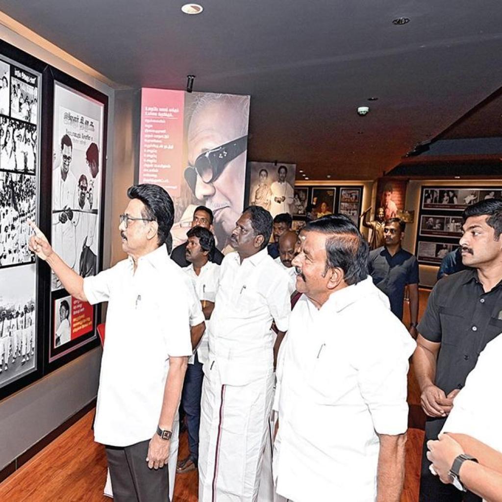 திருவாரூரில் முன்னாள் முதல்வர் கருணாநிதி சிலை திறப்பு: ரோடு ஷோ சென்ற முதல்வருக்கு உற்சாக வரவேற்பு திருவாரூரில் முன்னாள் முதல்வர் கருணாநிதி சிலை திறப்பு: ரோடு ஷோ சென்ற முதல்வருக்கு உற்சாக வரவேற்பு