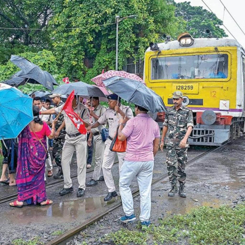 நாடு தழுவிய அளவில் பொது வேலைநிறுத்தம்: பிஹார், மேற்கு வங்கம் உள்ளிட்ட மாநிலங்களில் ரயில் மறியல் நாடு தழுவிய அளவில் பொது வேலைநிறுத்தம்: பிஹார், மேற்கு வங்கம் உள்ளிட்ட மாநிலங்களில் ரயில் மறியல்