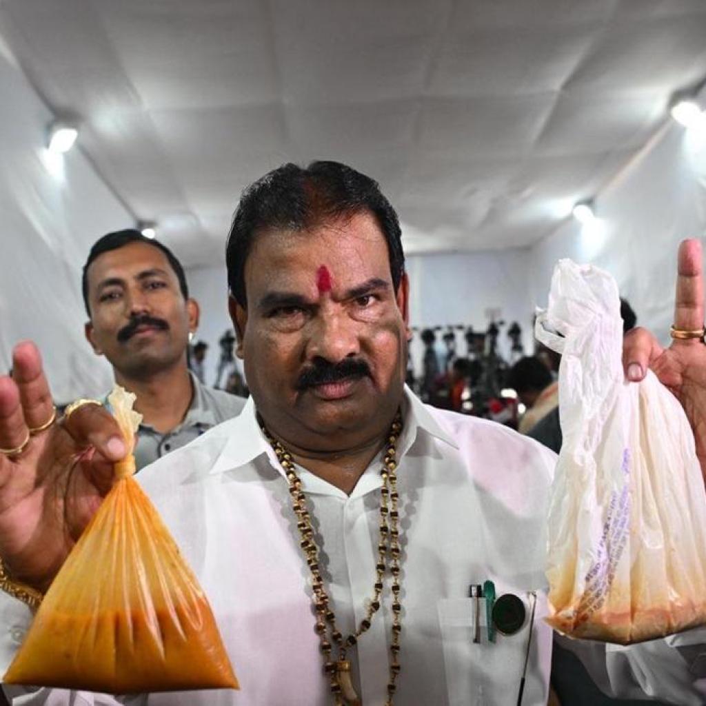 கெட்டுப்போன உணவை பரிமாறியதாக கேன்டீன் ஊழியரை தாக்கிய சிவசேனா எம்எல்ஏ கெட்டுப்போன உணவை பரிமாறியதாக கேன்டீன் ஊழியரை தாக்கிய சிவசேனா எம்எல்ஏ