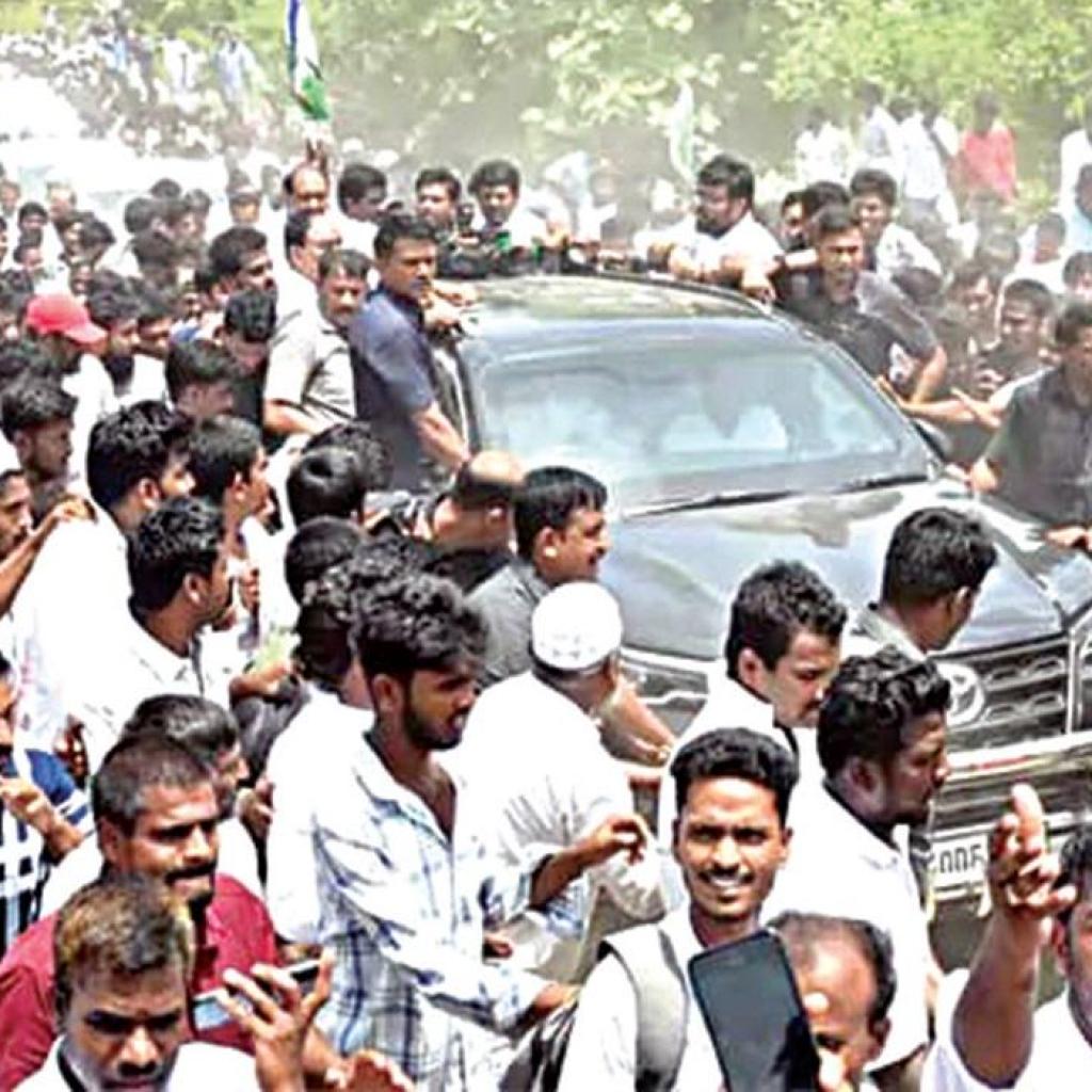 நிபந்தனைகளை மீறி ஆயிரக்கணக்கில் குவிந்த ஒய்எஸ்ஆர் காங்கிரஸார்: சென்னை – பெங்களூரு தேசிய நெடுஞ்சாலை ஸ்தம்பிப்பு நிபந்தனைகளை மீறி ஆயிரக்கணக்கில் குவிந்த ஒய்எஸ்ஆர் காங்கிரஸார்: சென்னை – பெங்களூரு தேசிய நெடுஞ்சாலை ஸ்தம்பிப்பு