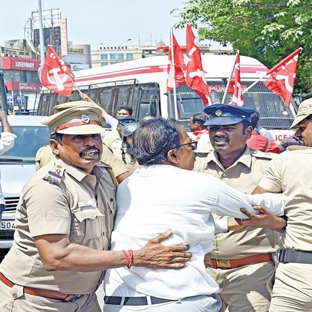 தனியார் மயமாக்கல், தொழிலாளர் விரோத சட்ட தொகுப்புகளை திரும்ப பெற கோரி ரயில்வே தொழிற்சங்கத்தினர் ஆர்ப்பாட்டம் தனியார் மயமாக்கல், தொழிலாளர் விரோத சட்ட தொகுப்புகளை திரும்ப பெற கோரி ரயில்வே தொழிற்சங்கத்தினர் ஆர்ப்பாட்டம்