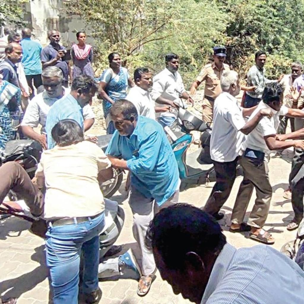 சங்க கட்டிடத்தை நிர்வகிப்பது யார் என்பதில் தகராறு: விருதுநகரில் அரசு ஊழியர் சங்கத்தினரிடையே மோதல் சங்க கட்டிடத்தை நிர்வகிப்பது யார் என்பதில் தகராறு: விருதுநகரில் அரசு ஊழியர் சங்கத்தினரிடையே மோதல்