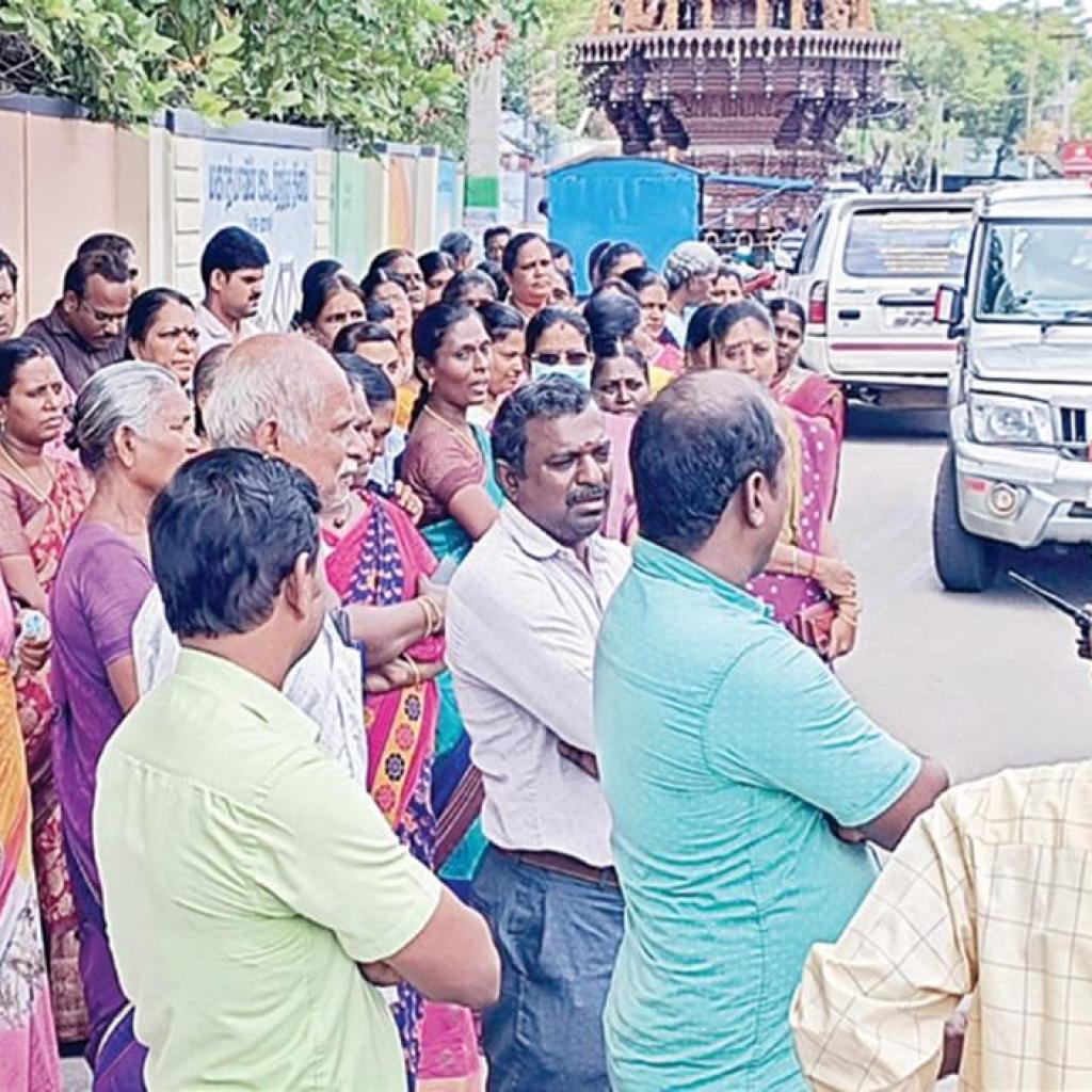 சிவகாசியில் ஆசிரியர் தாக்கப்பட்ட சம்பவம்: பணி பாதுகாப்பு கேட்டு ஆசிரியர்கள் போராட்டம் சிவகாசியில் ஆசிரியர் தாக்கப்பட்ட சம்பவம்: பணி பாதுகாப்பு கேட்டு ஆசிரியர்கள் போராட்டம்