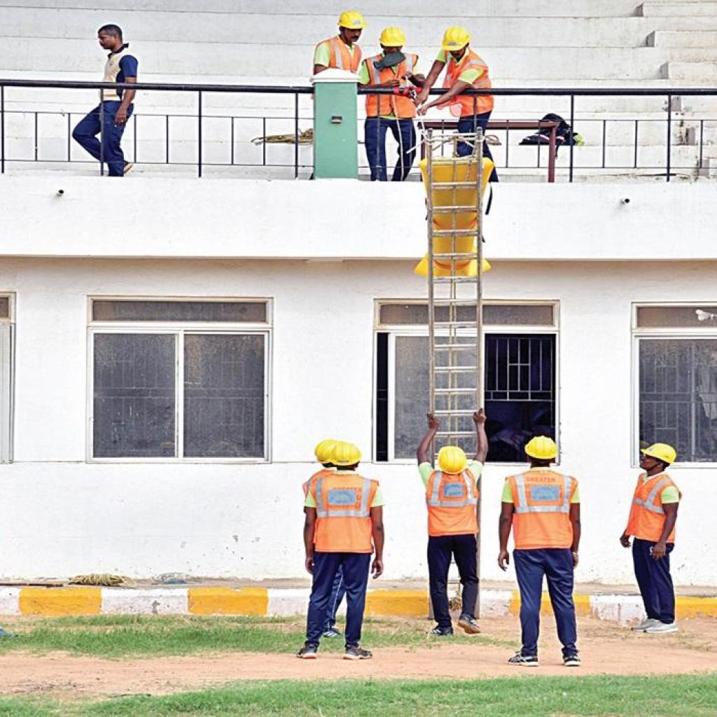 அவசர காலங்களில் பொதுமக்களை மீட்பது தொடர்பாக போலீஸார் மேற்கொண்ட பிரம்மாண்ட பேரிடர் ஒத்திகை அவசர காலங்களில் பொதுமக்களை மீட்பது தொடர்பாக போலீஸார் மேற்கொண்ட பிரம்மாண்ட பேரிடர் ஒத்திகை