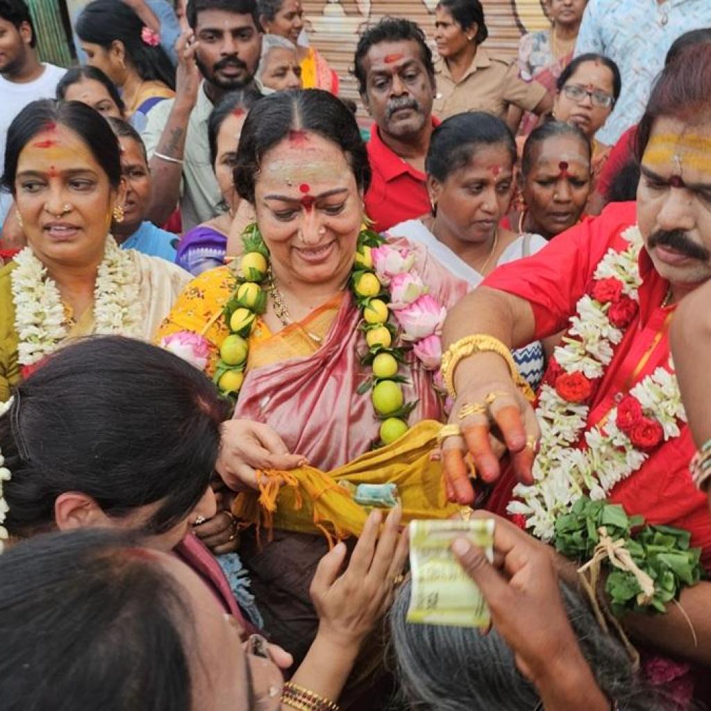 “அம்மன் கனவில் வந்து சொன்னதால்…” – கோயிலில் மடிப்பிச்சை ஏந்தியது குறித்து நளினி விளக்கம்! “அம்மன் கனவில் வந்து சொன்னதால்…” – கோயிலில் மடிப்பிச்சை ஏந்தியது குறித்து நளினி விளக்கம்!