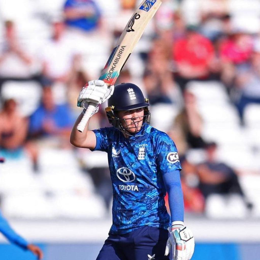 மகளிர் ஒருநாள் கிரிக்கெட் தரவரிசை: ஸ்மிருதி மந்தனாவை பின்னுக்கு தள்ளி முதலிடம் பிடித்தார் ஸ்கைவர் பிரண்ட் மகளிர் ஒருநாள் கிரிக்கெட் தரவரிசை: ஸ்மிருதி மந்தனாவை பின்னுக்கு தள்ளி முதலிடம் பிடித்தார் ஸ்கைவர் பிரண்ட்