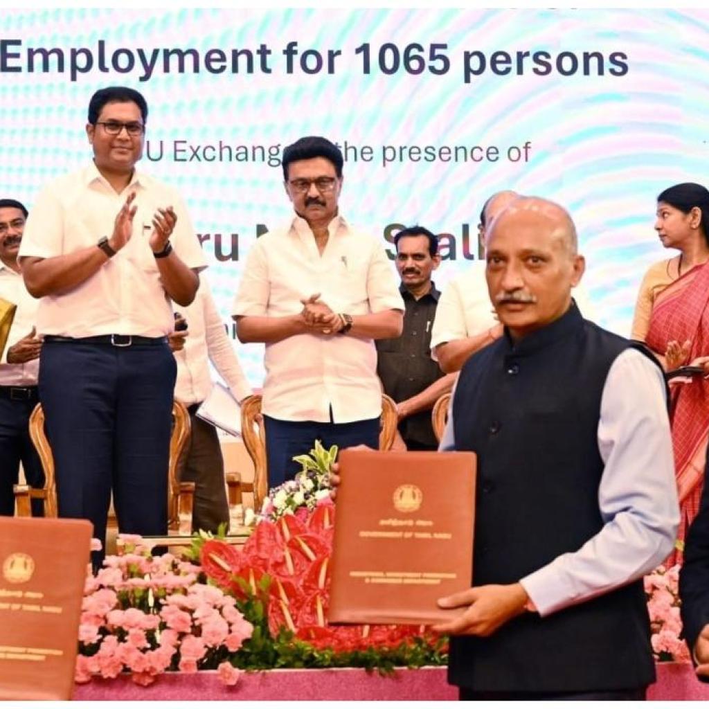 ரூ.32,554 கோடி முதலீடு, 49,845 பேருக்கு வேலை: தூத்துக்குடியில் முதல்வர் முன்னிலையில் 41 ஒப்பந்தங்கள் கையெழுத்து ரூ.32,554 கோடி முதலீடு, 49,845 பேருக்கு வேலை: தூத்துக்குடியில் முதல்வர் முன்னிலையில் 41 ஒப்பந்தங்கள் கையெழுத்து