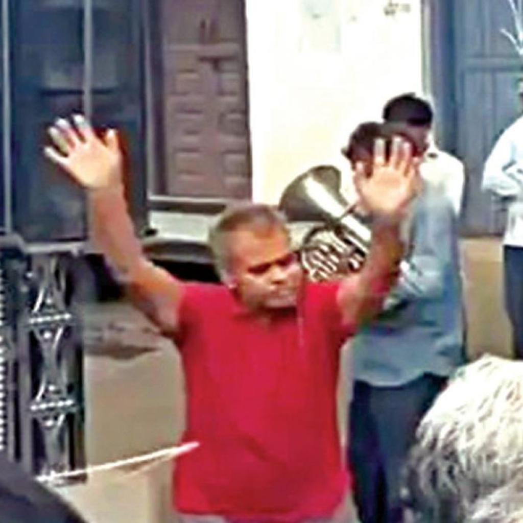 ம.பி.யில் இறுதிச் சடங்கில் நடனமாடி நண்பரின் கடைசி ஆசையை நிறைவேற்றிய நபர் ம.பி.யில் இறுதிச் சடங்கில் நடனமாடி நண்பரின் கடைசி ஆசையை நிறைவேற்றிய நபர்