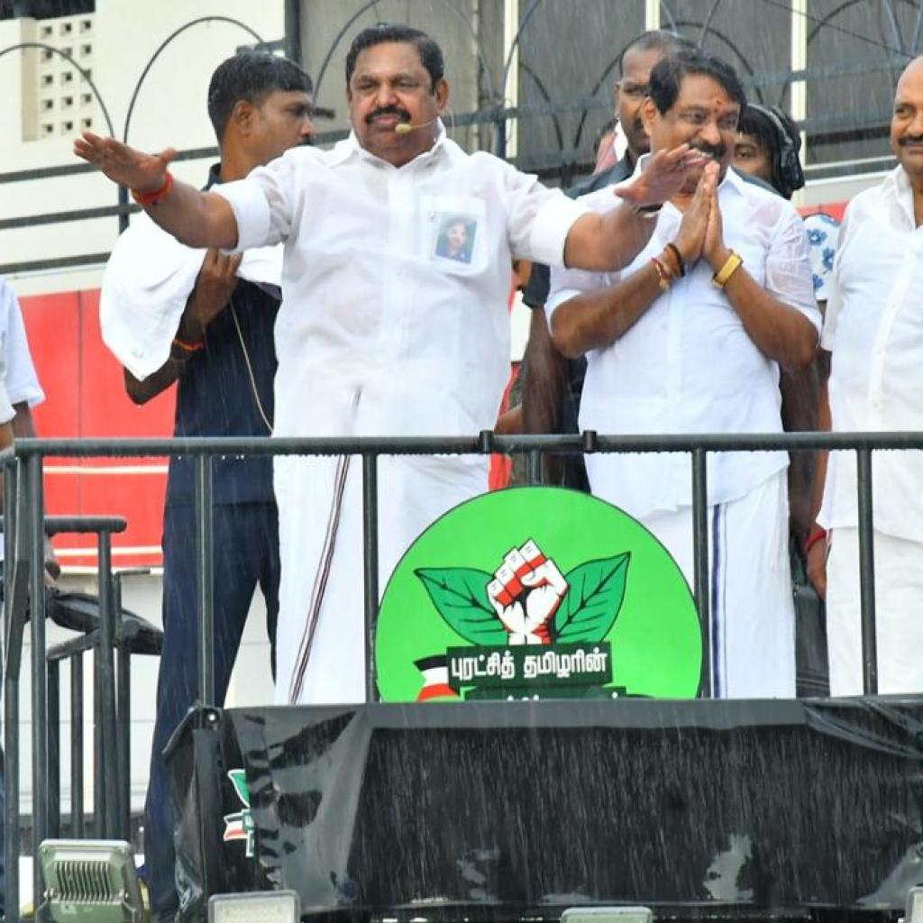 “திமுக கூட்டணியில் விரிசல்…” – பாளை.யில் கொட்டும் மழையில் பழனிசாமி பிரச்சாரம் “திமுக கூட்டணியில் விரிசல்…” – பாளை.யில் கொட்டும் மழையில் பழனிசாமி பிரச்சாரம்