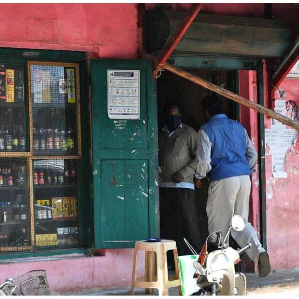 எப்எல்- 2 மனமகிழ் மன்றங்களில் சட்டவிரோதமாக மதுபானம் விற்றால் நடவடிக்கை: உயர் நீதிமன்றம் உத்தரவு எப்எல்- 2 மனமகிழ் மன்றங்களில் சட்டவிரோதமாக மதுபானம் விற்றால் நடவடிக்கை: உயர் நீதிமன்றம் உத்தரவு