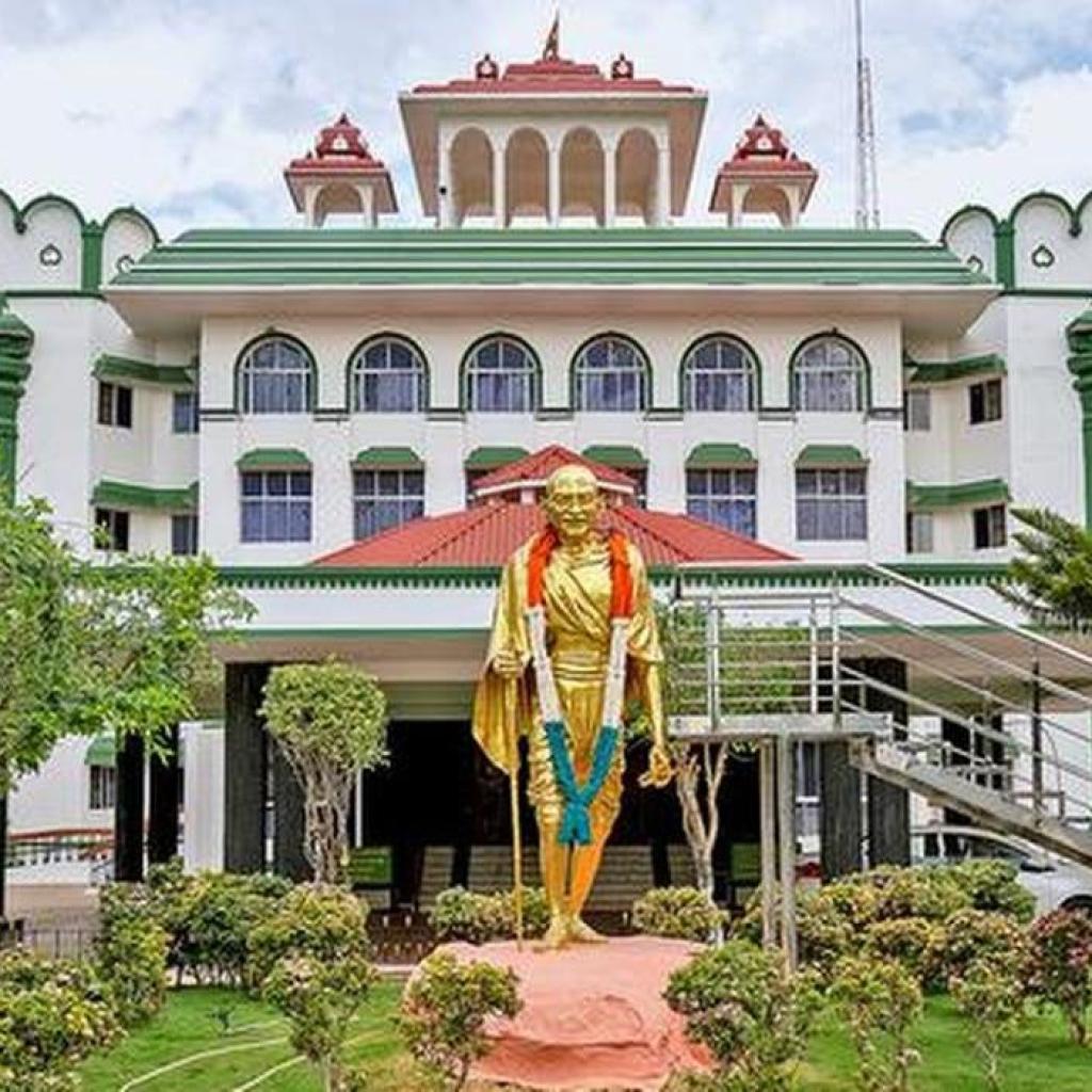 சட்டவிரோத வருவாயை பிரிக்கவே மாதந்தோறும் கூட்டம்: கனிமவள அதிகாரிகள் மீது நீதிபதி கடும் அதிருப்தி சட்டவிரோத வருவாயை பிரிக்கவே மாதந்தோறும் கூட்டம்: கனிமவள அதிகாரிகள் மீது நீதிபதி கடும் அதிருப்தி