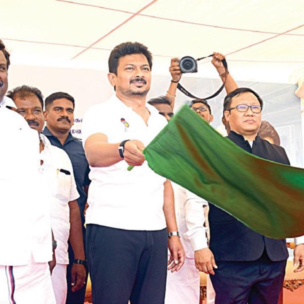 சென்னையில் 135 மின்சார ஏசி பேருந்துகள் சேவை: உதயநிதி ஸ்டாலின் தொடங்கி வைத்தார் சென்னையில் 135 மின்சார ஏசி பேருந்துகள் சேவை: உதயநிதி ஸ்டாலின் தொடங்கி வைத்தார்