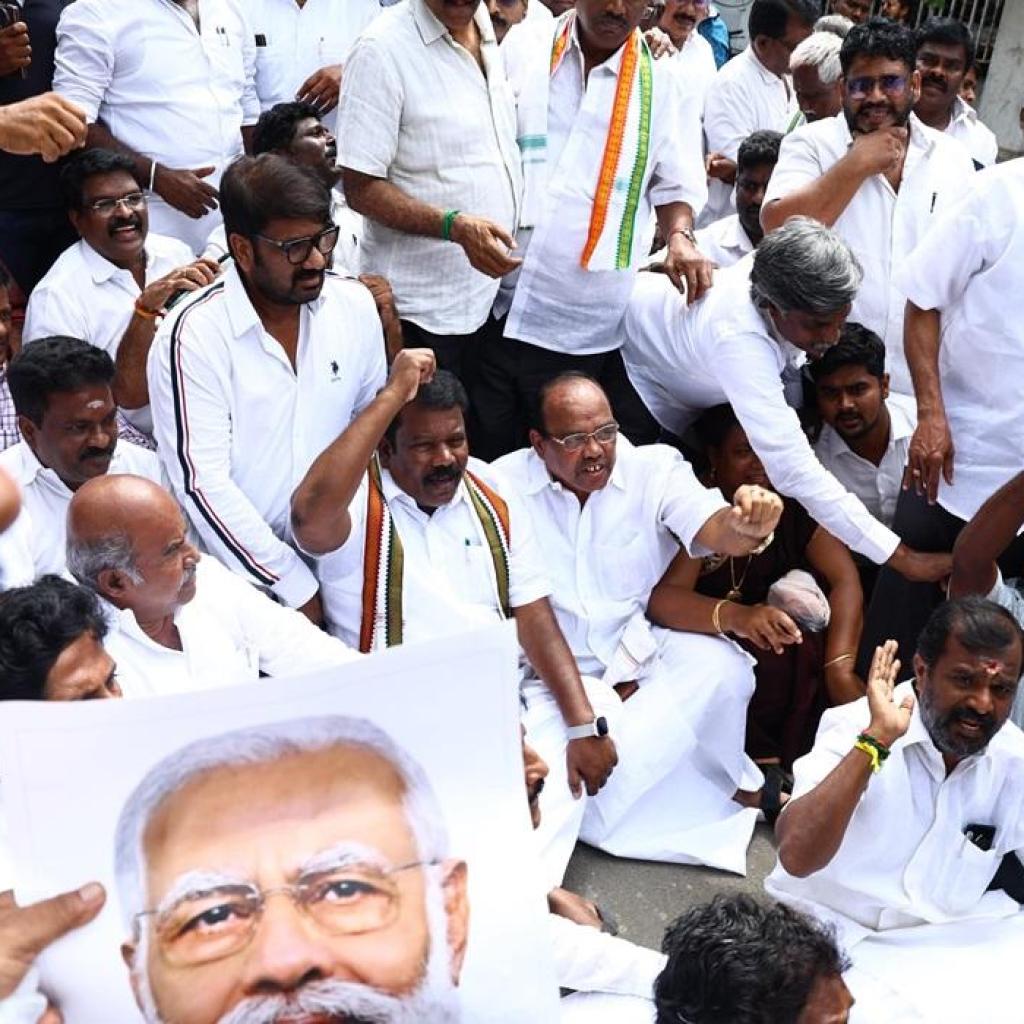 ராகுல்காந்தி கைது செய்யப்பட்டதைக் கண்டித்து: சென்னையில் மறியலில் ஈடுபட்ட காங்கிரஸ் நிர்வாகிகள் கைது ராகுல்காந்தி கைது செய்யப்பட்டதைக் கண்டித்து: சென்னையில் மறியலில் ஈடுபட்ட காங்கிரஸ் நிர்வாகிகள் கைது