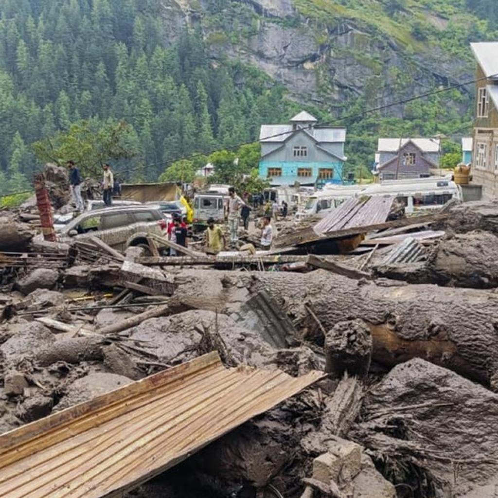 ஜம்மு-காஷ்மீரில் மேகவெடிப்பு: 44 பேர் உயிரிழப்பு, 200 பேரை காணவில்லை ஜம்மு-காஷ்மீரில் மேகவெடிப்பு: 44 பேர் உயிரிழப்பு, 200 பேரை காணவில்லை