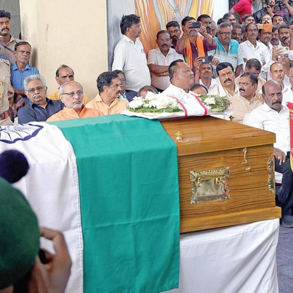 ராணுவ மரியாதையுடன் இல.கணேசன் உடல் தகனம்: ஆளுநர், முதல்வர் உள்ளிட்ட தலைவர்கள் அஞ்சலி ராணுவ மரியாதையுடன் இல.கணேசன் உடல் தகனம்: ஆளுநர், முதல்வர் உள்ளிட்ட தலைவர்கள் அஞ்சலி