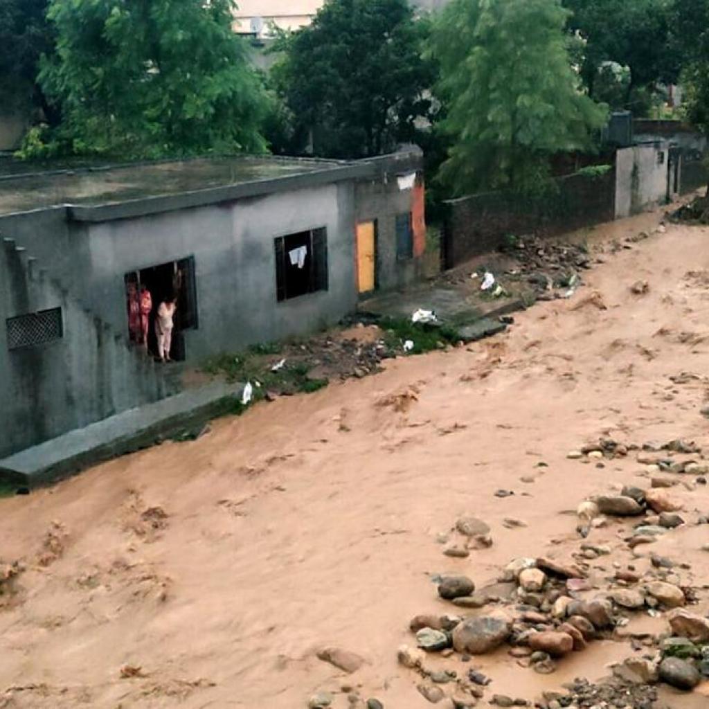 ஜம்மு காஷ்மீரின் கதுவாவில் மேக வெடிப்பு, நிலச்சரிவு: 7 பேர் உயிரிழப்பு ஜம்மு காஷ்மீரின் கதுவாவில் மேக வெடிப்பு, நிலச்சரிவு: 7 பேர் உயிரிழப்பு