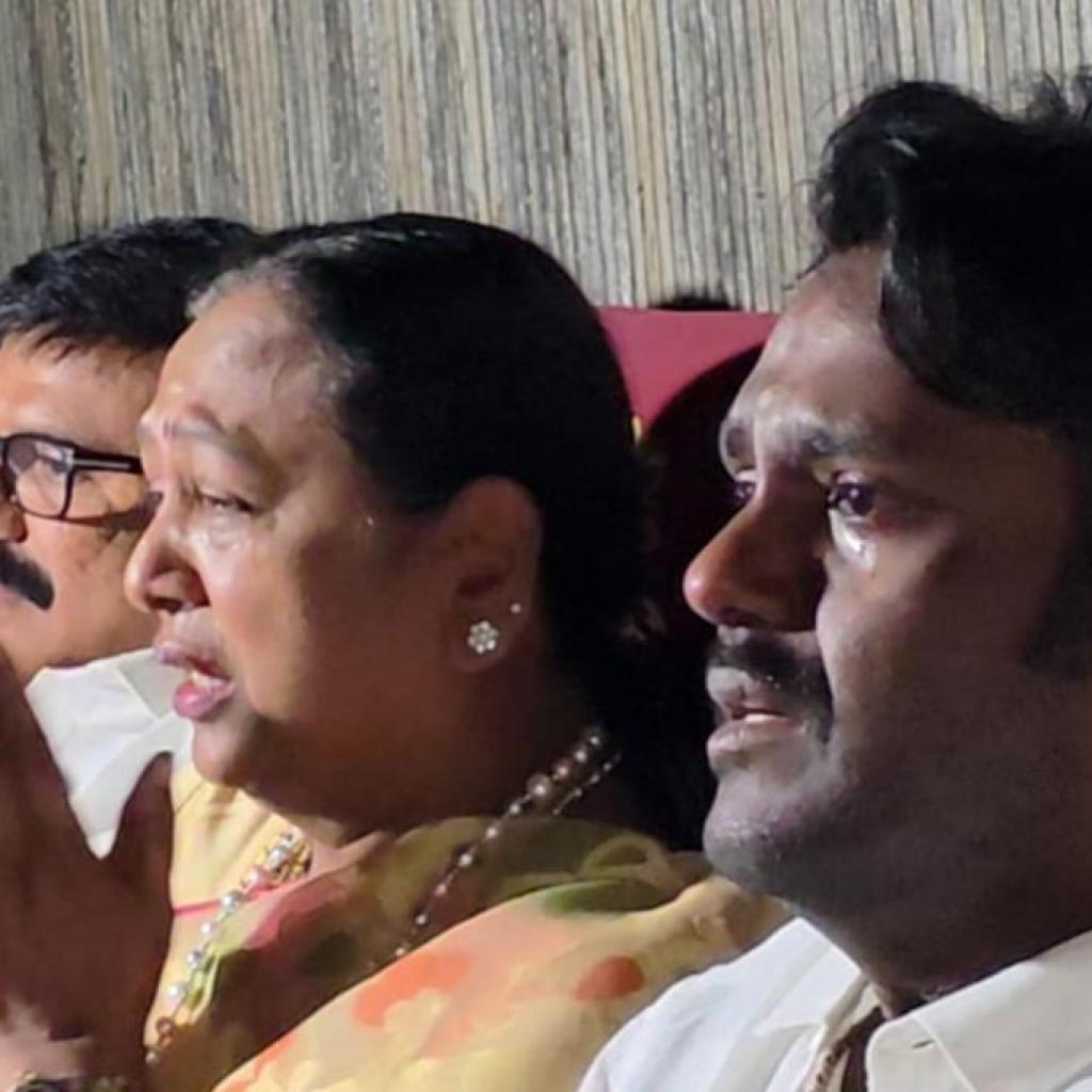 திரையரங்கில் ‘கேப்டன் பிரபாகரன்’ பார்த்து கண்ணீர் விட்ட பிரேமலதா விஜயகாந்த்! திரையரங்கில் ‘கேப்டன் பிரபாகரன்’ பார்த்து கண்ணீர் விட்ட பிரேமலதா விஜயகாந்த்!