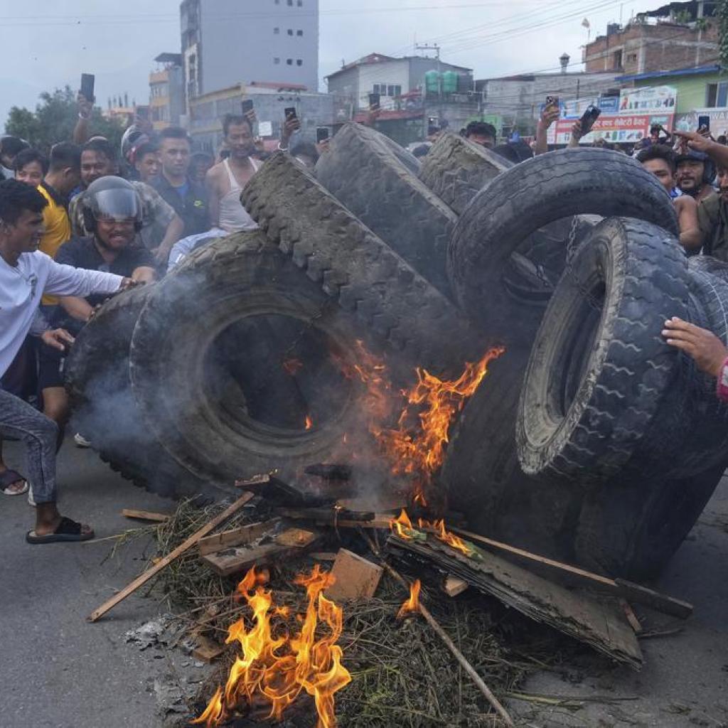நேபாளத்தில் 2வது நாளாக நீடிக்கும் போராட்டம் – இந்தியர்கள் எச்சரிக்கையாக இருக்க அறிவுரை நேபாளத்தில் 2வது நாளாக நீடிக்கும் போராட்டம் – இந்தியர்கள் எச்சரிக்கையாக இருக்க அறிவுரை